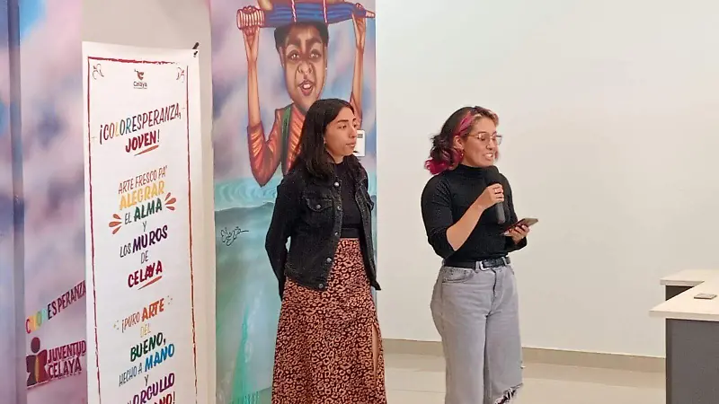 Las artistas hablaron sobre el significado de sus murales.  